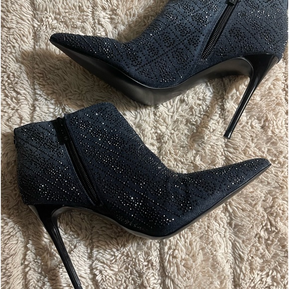 Guess Navy Rhinestone embellished stiletto Heel ankle Booties NEW size 7.5 - Picture 1 of 9